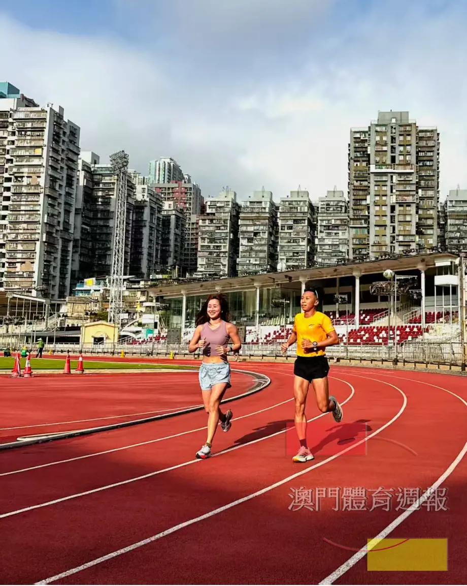 4   Alice(左)和Sam勉勵在運動場上掙扎的朋友不要輕言放棄.jpg